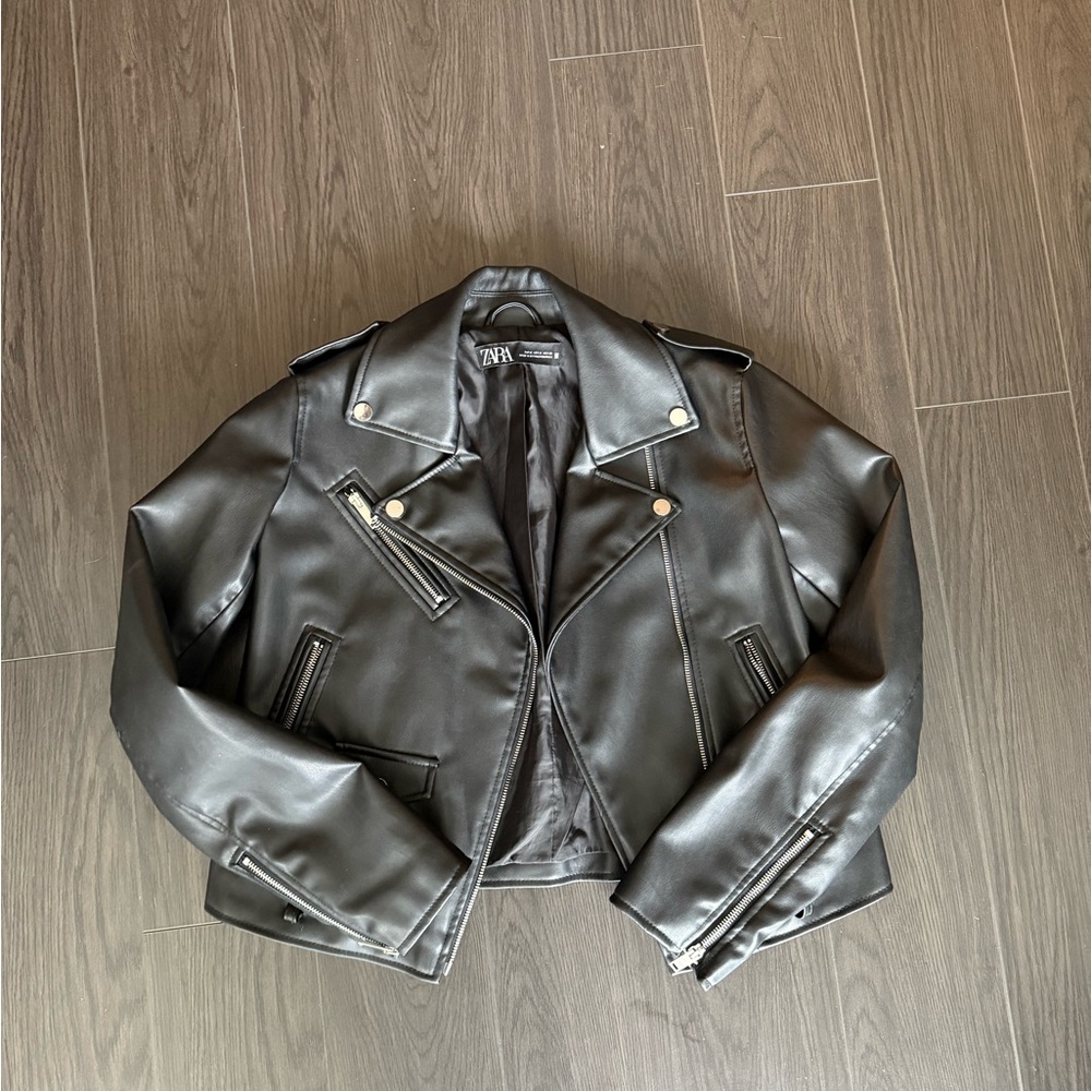 ZARA LEATHER JACKET 🖤 Size M